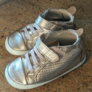 Walker girl whose 21-24 months